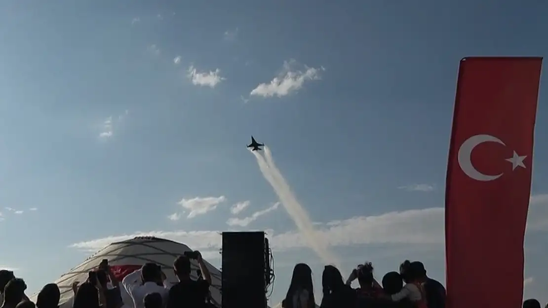 Malazgirt'te SOLOTÜRK gösterisi nefes kesti