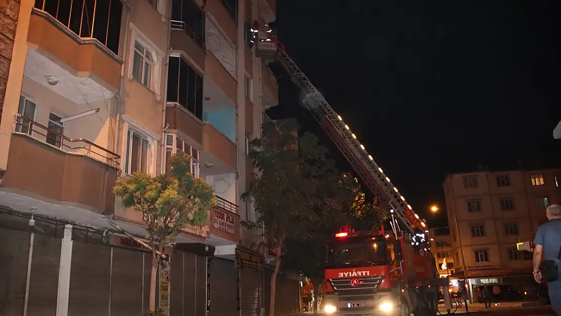 Iğdır'da 5 katlı binada çıkan yangın korkuttu