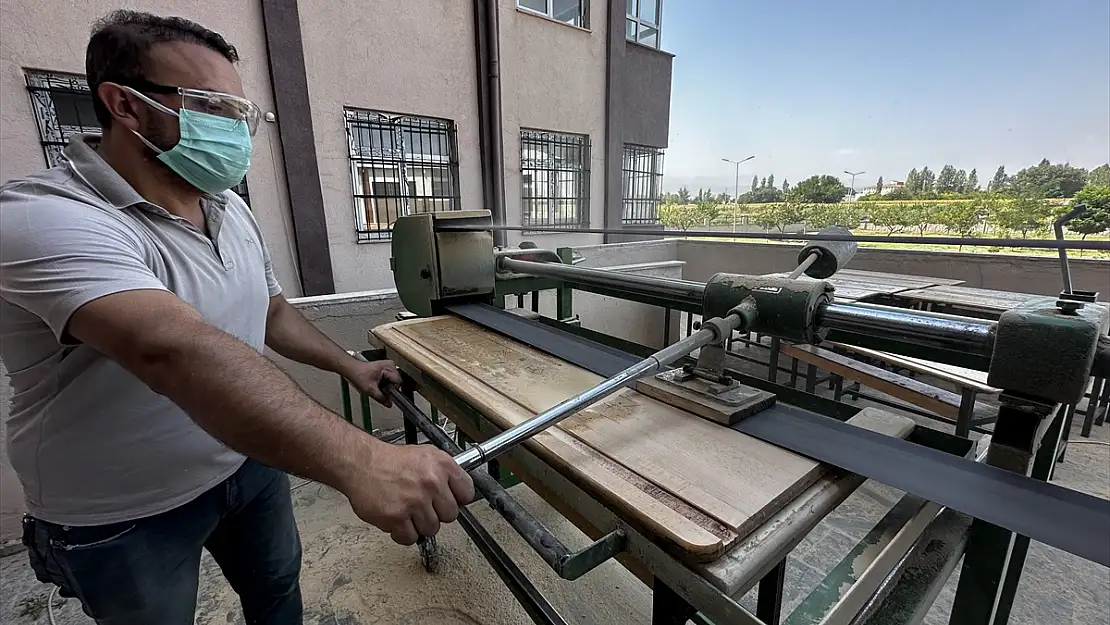 Iğdır'da meslek lisesinde yapılan makineyle sıralar parladı
