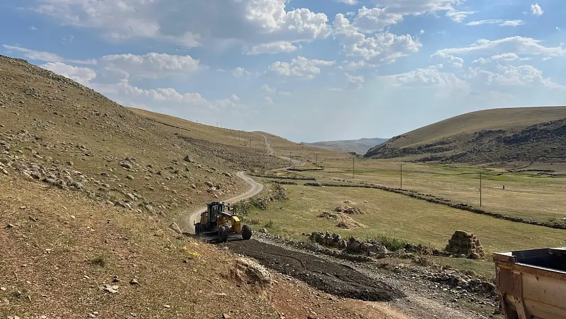 Ağrı'da köy yollarında hummalı çalışma