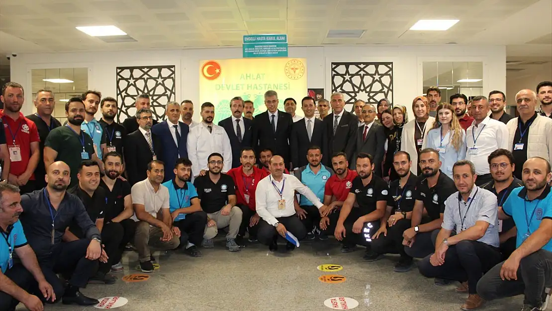 Bakan Memişoğlu Ahlat Devlet Hastanesini ziyaret etti