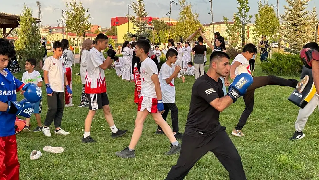 Ağrı'da sporcular meydana indi