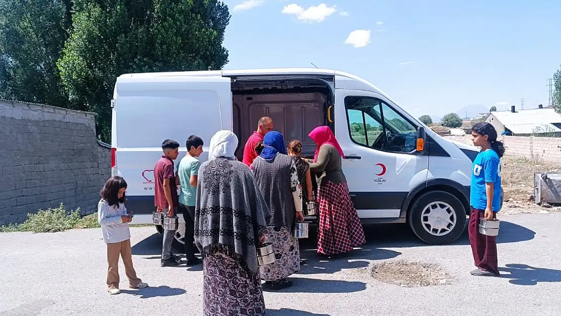 Ağrı Kızılay'dan Kapı Kapı Sıcak Yemek Dağıtımı