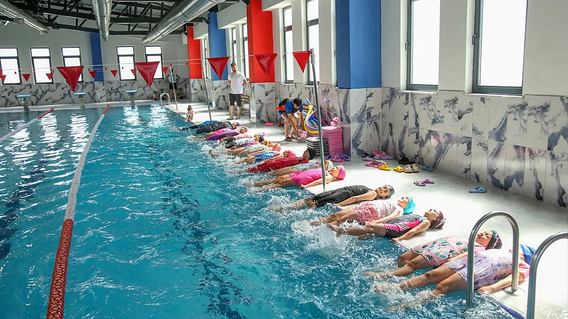 Van'da yüzmeye öğrenmeyen çocuk kalmıyor