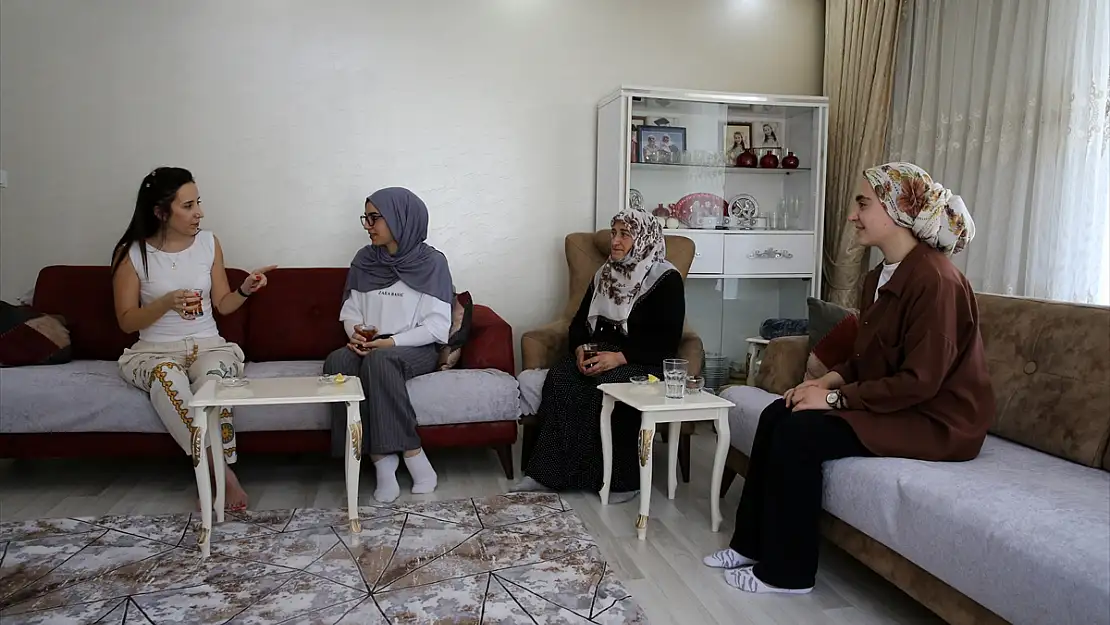 Öğrencisinin mutluluğunu paylaşmak için Muğla'dan Muş'a geldi