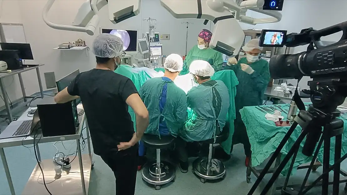 Van'da yapılan rahim ameliyatlarını 70 doktor canlı yayında izledi