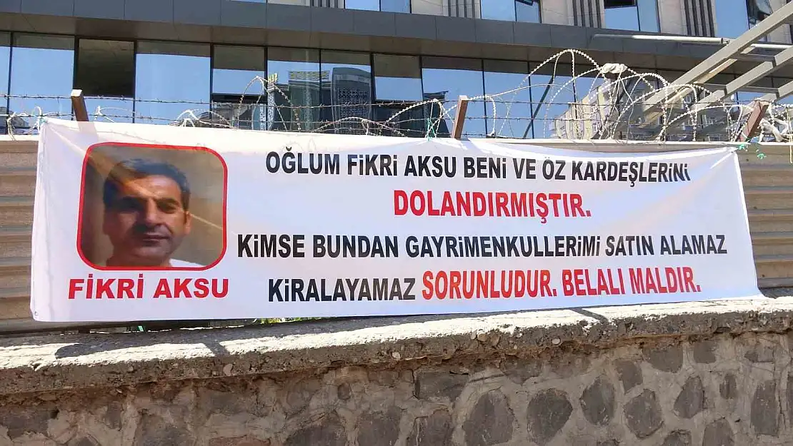 Diyarbakır'da oğlu tarafından dolandırılan baba, olayı pankartla duyurdu