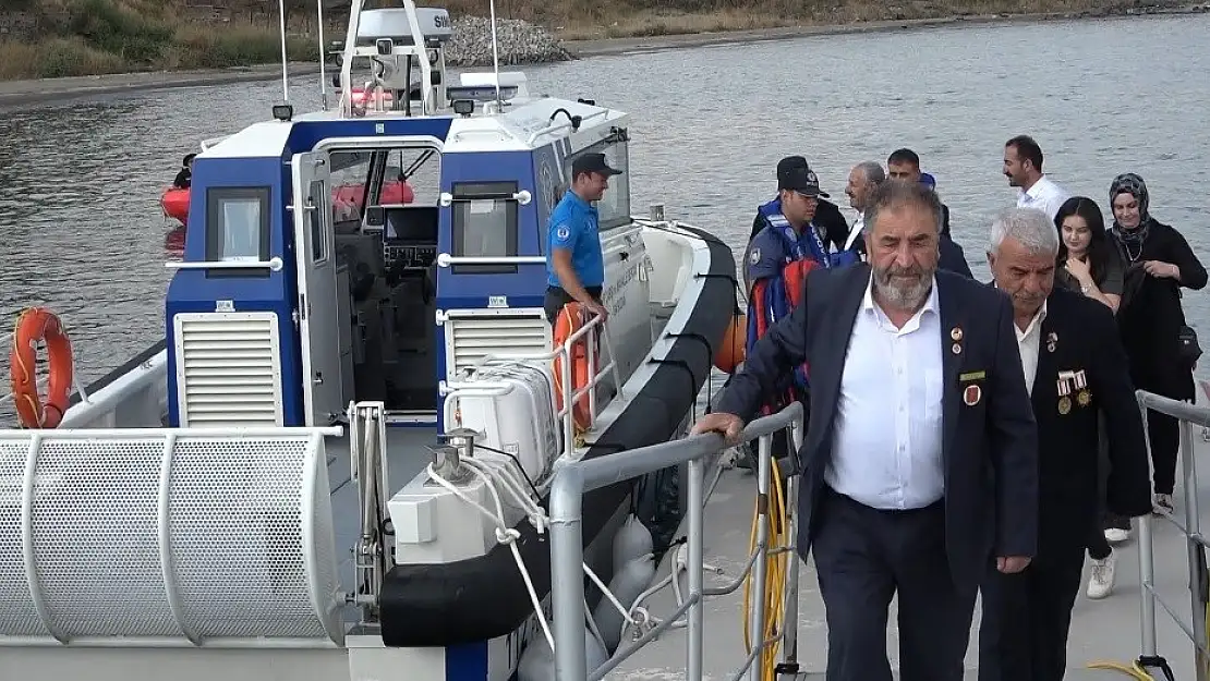 Bitlis'te Kıbrıs gazilerine botla Van Gölü turu yaptırıldı