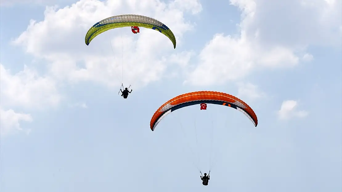 Bitlis'te yamaç paraşütçüleri gökyüzünde Zafer Bayramı'nı kutladı