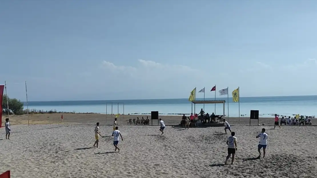 Bitlis'te plajda futbol heyecanı
