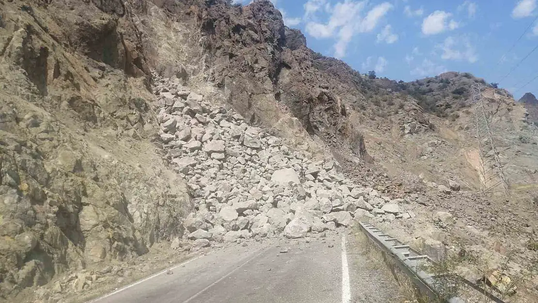 Erzurum'da heyelan Oltu - Artvin yolunu kapattı