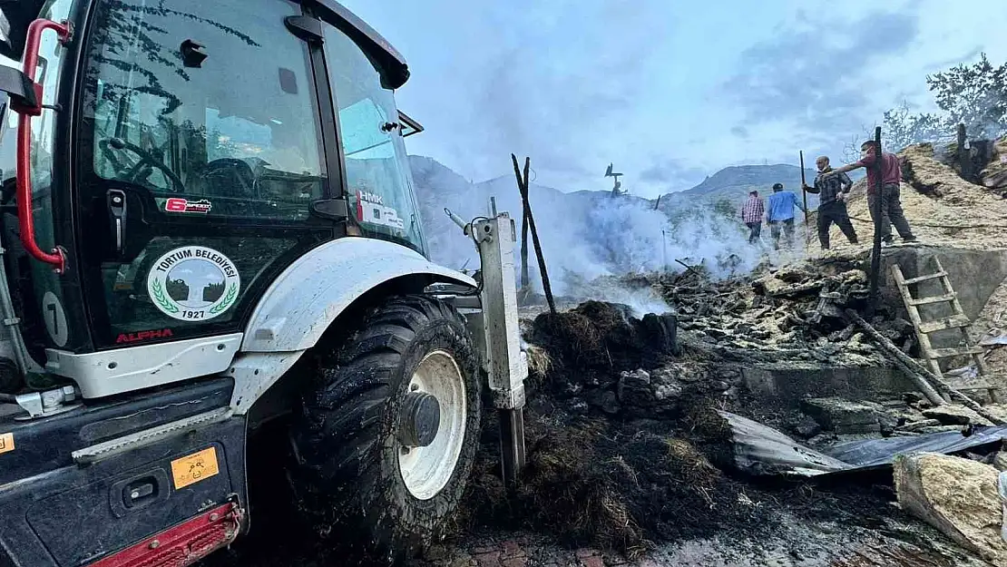 Erzurum'da 2 ev, 1 samanlık, 1 ahır küle döndü