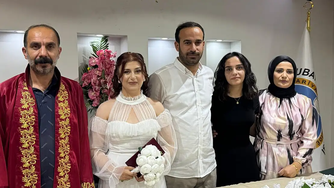 Genç Çiftin Nikahını Kıyan Başkan Alkan, 'Sizi Ben Yakacağım' Esprisiyle Salonu Kahkahaya Boğdu