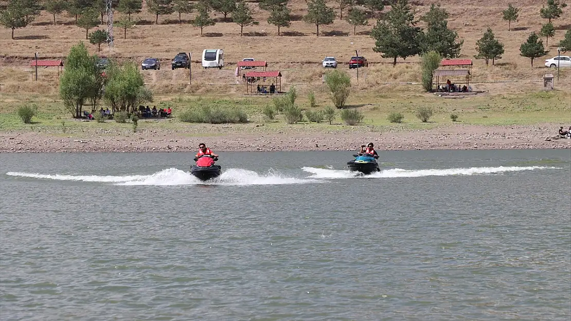 Erzurum Tekke Deresi Göleti'nde jet ski heyecanı