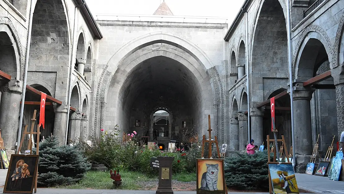 Erzurum'un tarihi ve tabiat güzellikleriyle süslenen sergi görenleri büyüledi