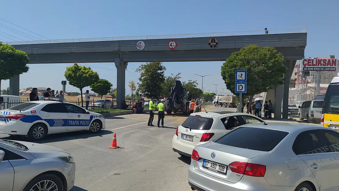 Van'da üst geçitte sıkışan kamyon damperi trafiği aksattı