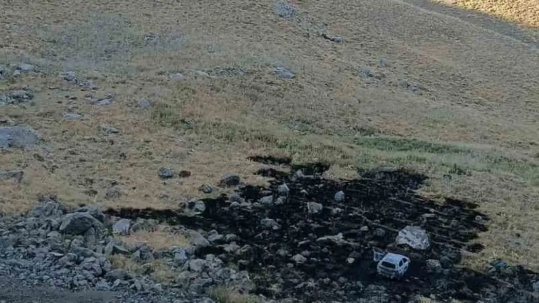 Hakkari'de alev alan otomobil kullanılamaz hale geldi
