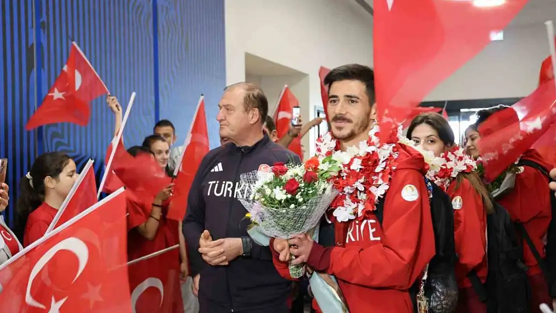 Şampiyonlar yurda döndü