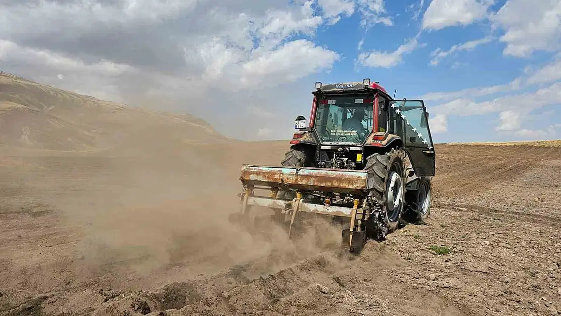 Bitlis'te 2600 rakımda zorlu buğday ekimi