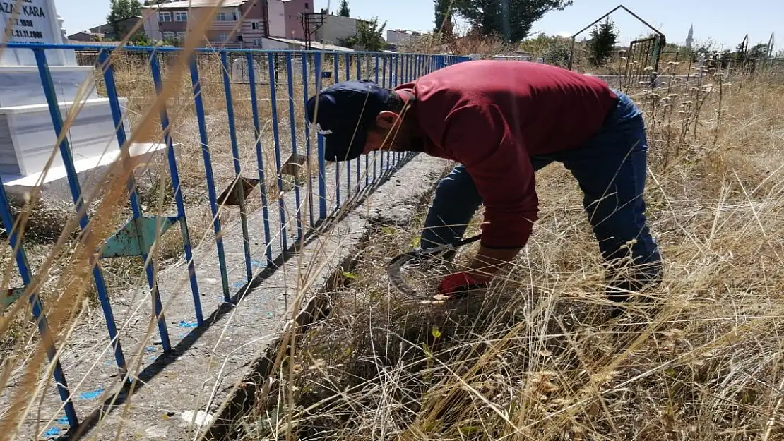 Yangın Çıkaran Kuru Otlar Temizleniyor