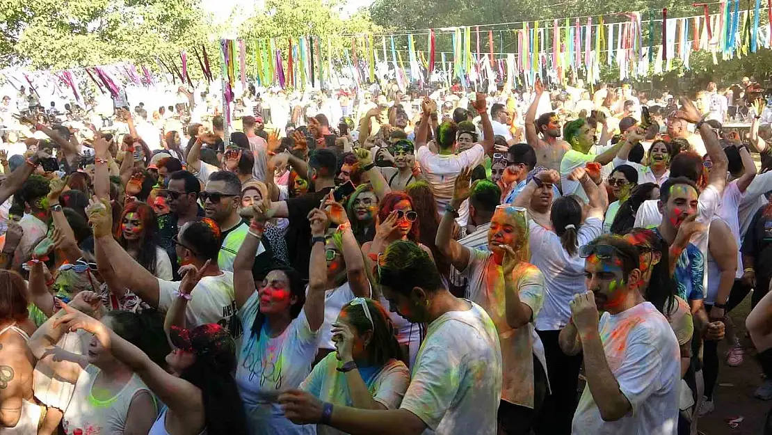 İranlı turistler Van'a akın etti: Esnafın yüzü gülüyor