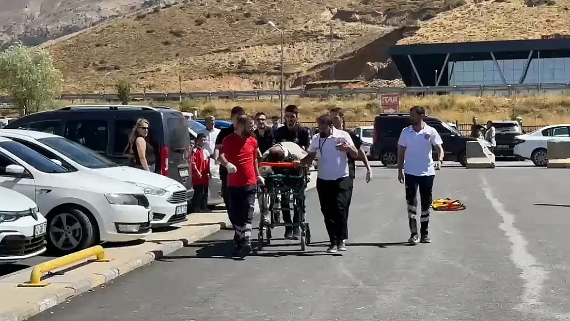 Bitlis'te dağ yamacından düşen vatandaşa ambulans helikopter yetişti