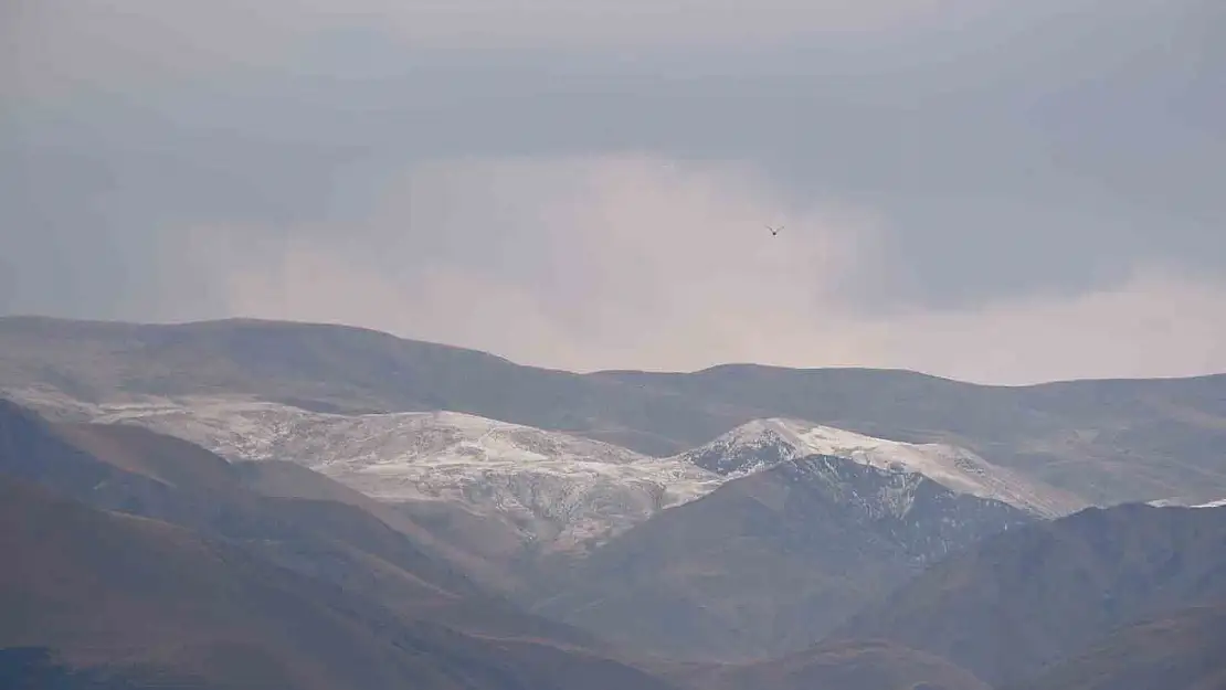 Erzurum'a mevsimin ilk karı düştü