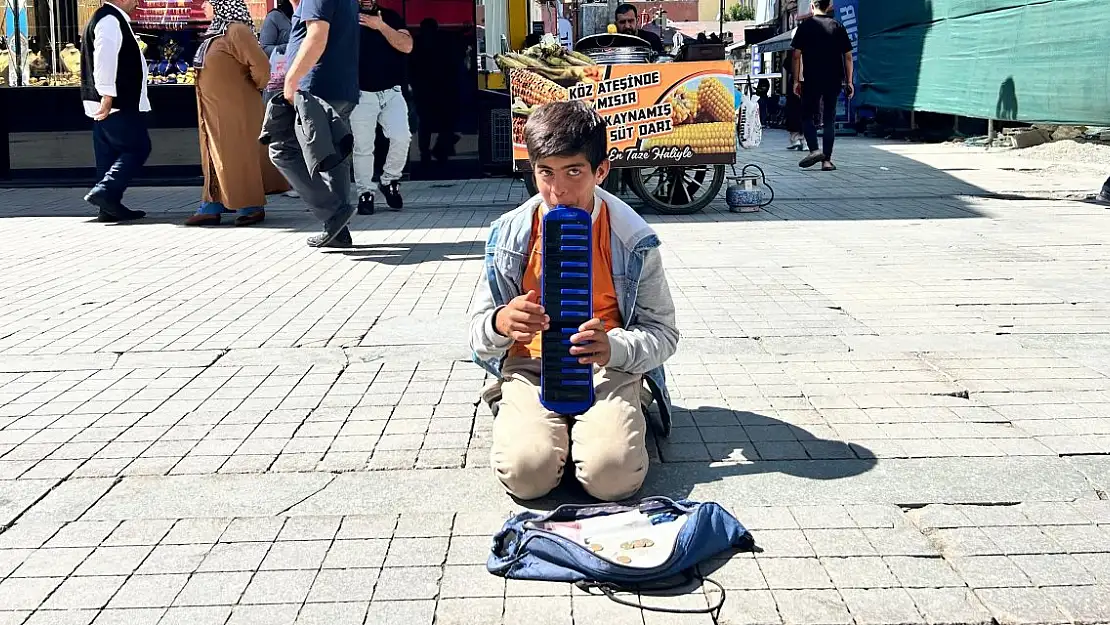 Babasını kaybetti yeteneğiyle annesine destek oldu