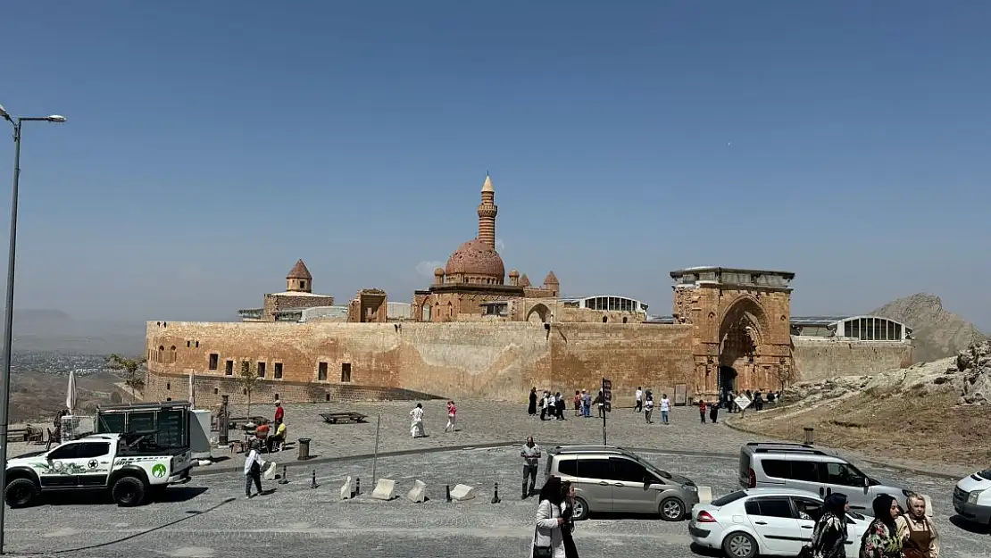 Tarihi İshak Paşa Sarayı Hafta Sonu Ziyaretçi Akınına Uğradı