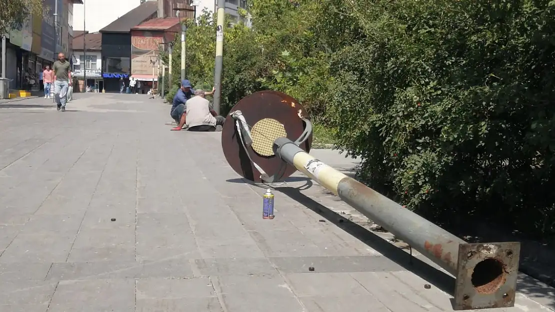 Eski Van Caddesi'nde aydınlatma direkleri yenileniyor