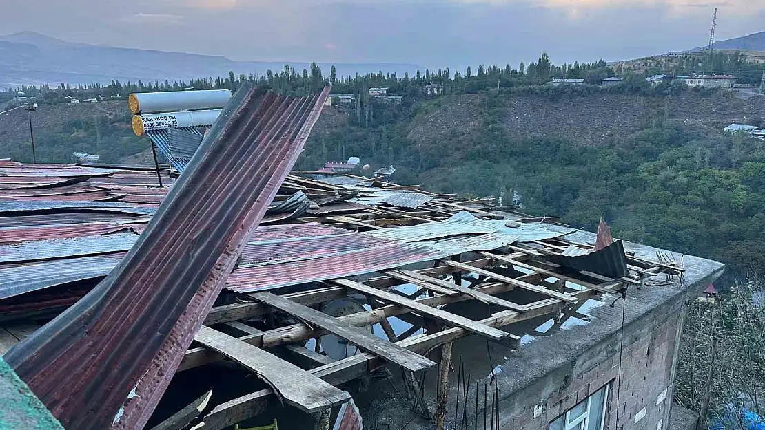 Kars'ta şiddetli rüzgar çatıları uçurdu