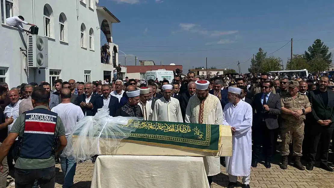 Narin'in tabutuna bırakılan duvak yürekleri dağladı