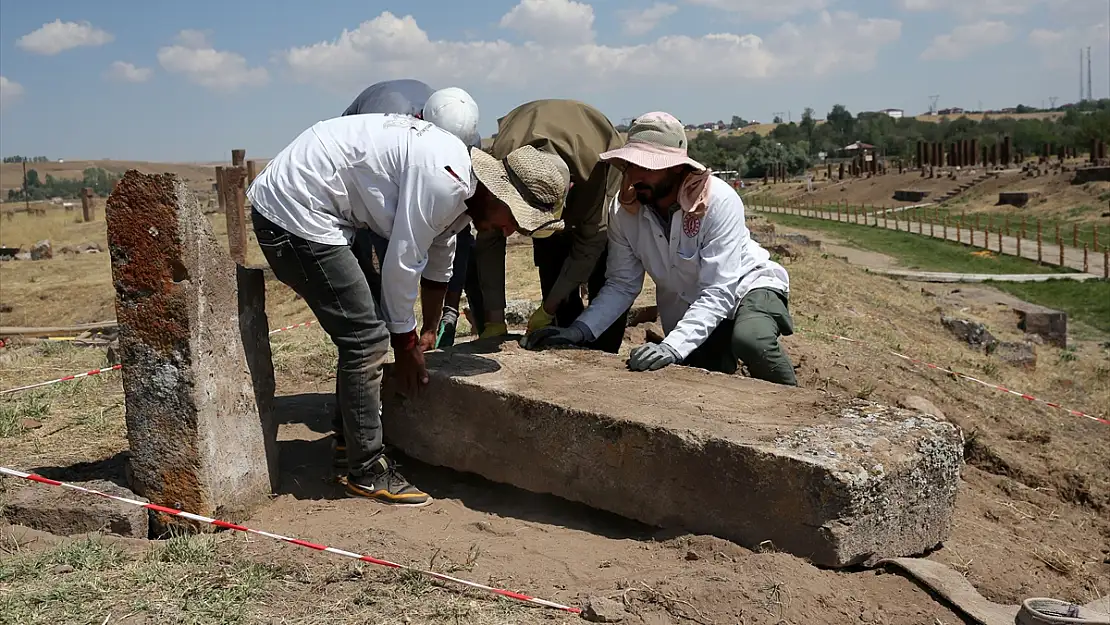 Bitlis'te tarihi mezarlıkta tahrip olan 80 mezar taşı restore edildi