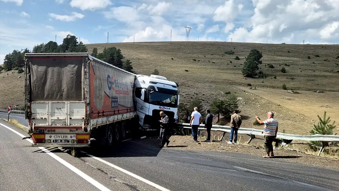 Kars'ta tır bariyerlere çarptı