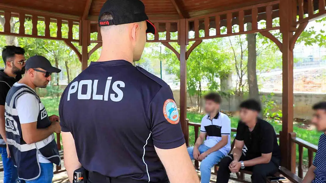 Diyarbakır'da polis ekipleri okul çevrelerini denetliyor