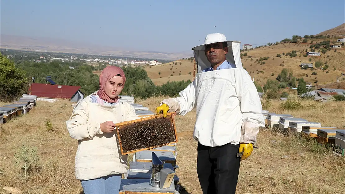 Muş'ta arıcı baba ve kızı, desteklerle kovan sayısını yükseltti