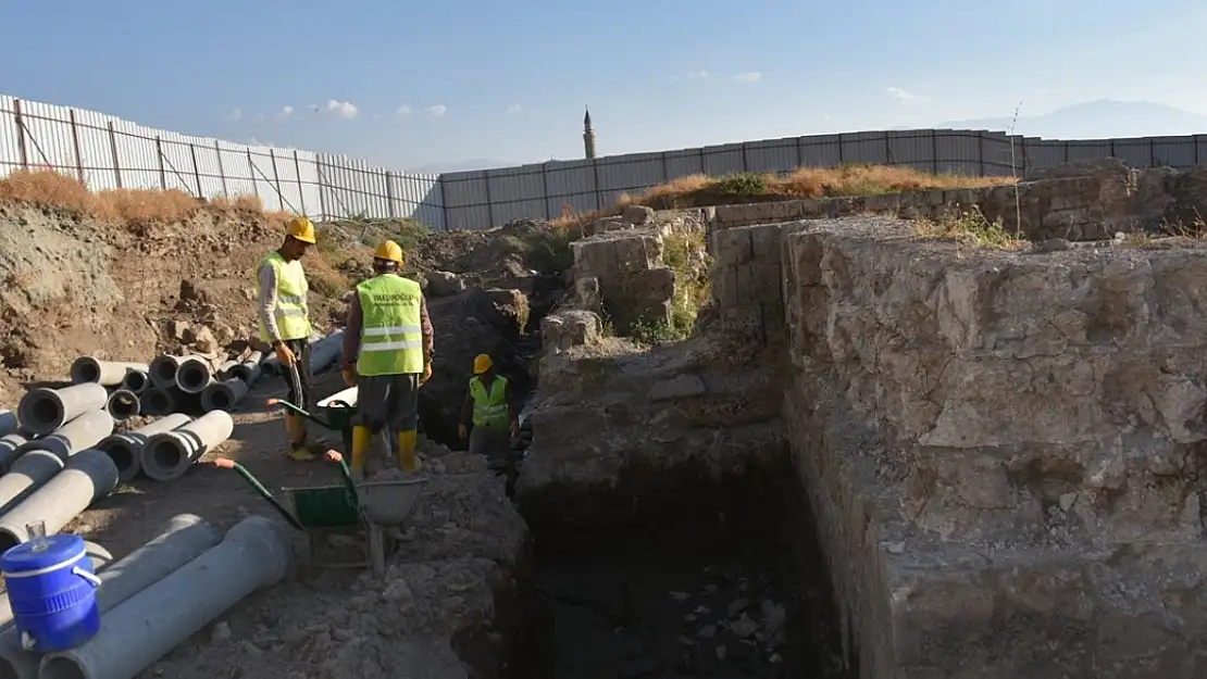Van'da bulunan Ulu Cami'de restorasyon çalışması