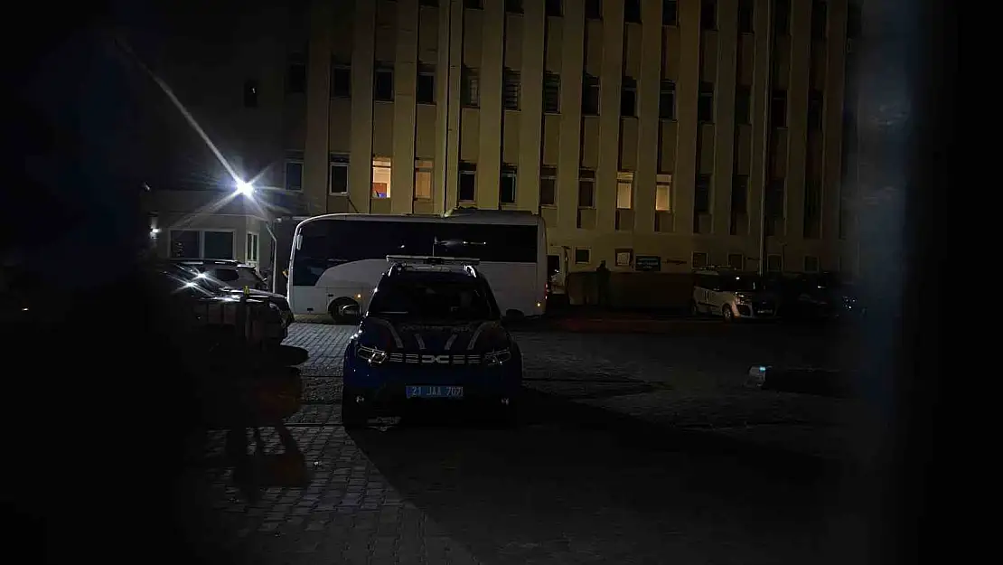 Narin cinayetinde serbest bırakılanlar jandarma eşliğinde adliyeden çıktı