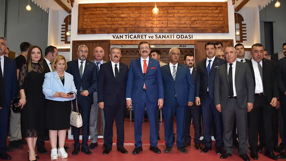 Hisarcıklıoğlu, Van'da Gurme ve Gastronomi Fuarı'nı ziyaret etti