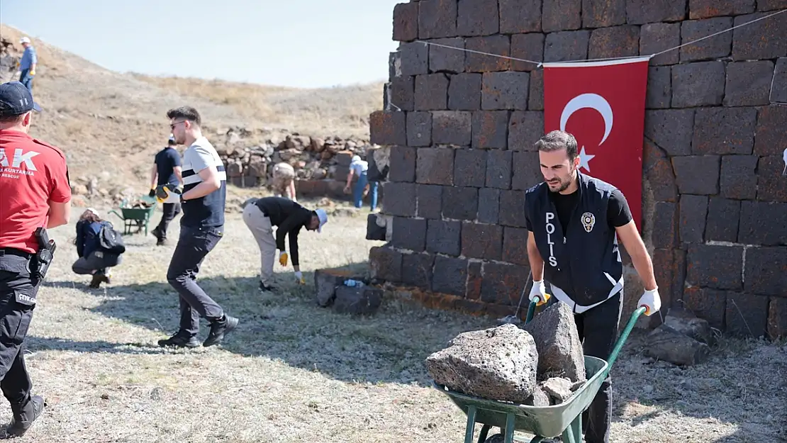 Erzurum'da 140 polis, tarihi tabyayı temizledi