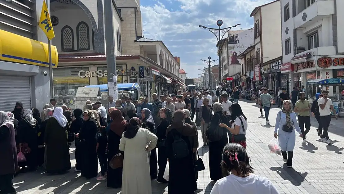 Ağrı'da PTT Şubeleri Önünde Uzun Yardım Kuyrukları