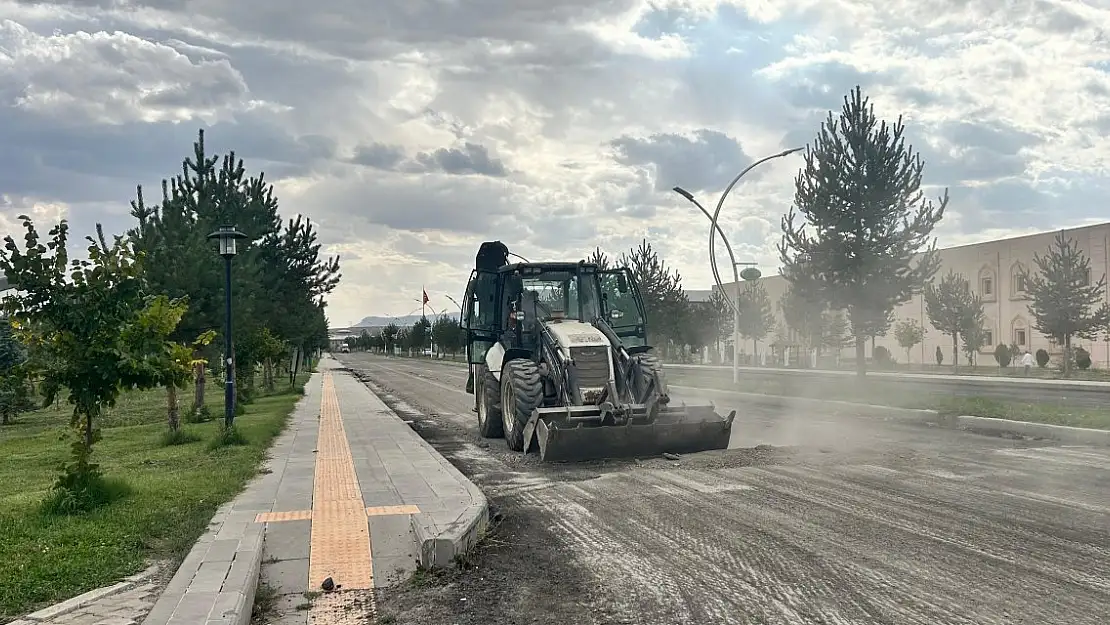 Üniversitede Asfalt Serimi Öncesi Yol Temizliği