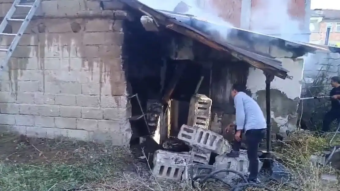 Ağrı'da yangın evi kullanılamaz hale getirdi