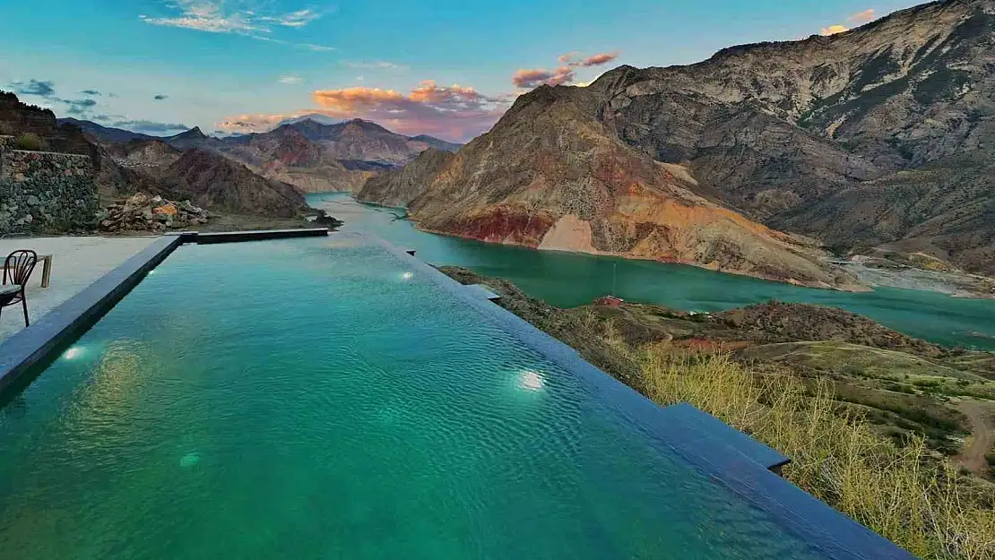 Erzurum - Artvin sınırındaki sonsuz havuz görenleri büyülüyor