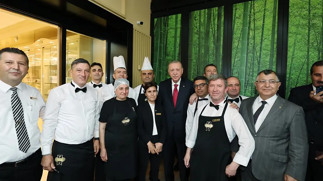 Cumhurbaşkanı Erdoğan,  Ankara'da bir pastaneyi ziyaret etti