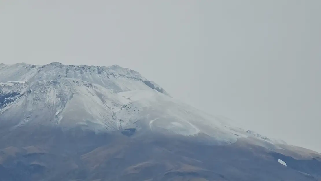 Süphan Dağı'na ilk kar düştü