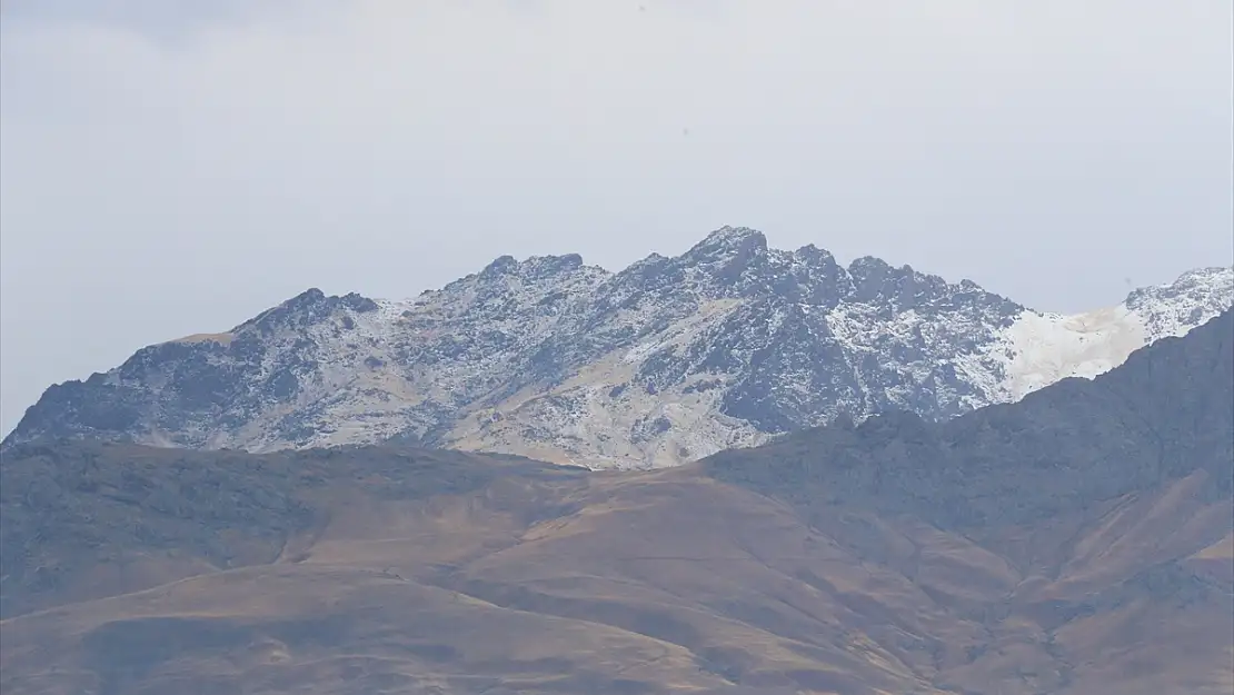 Van'da Erek Dağı'na kar yağdı