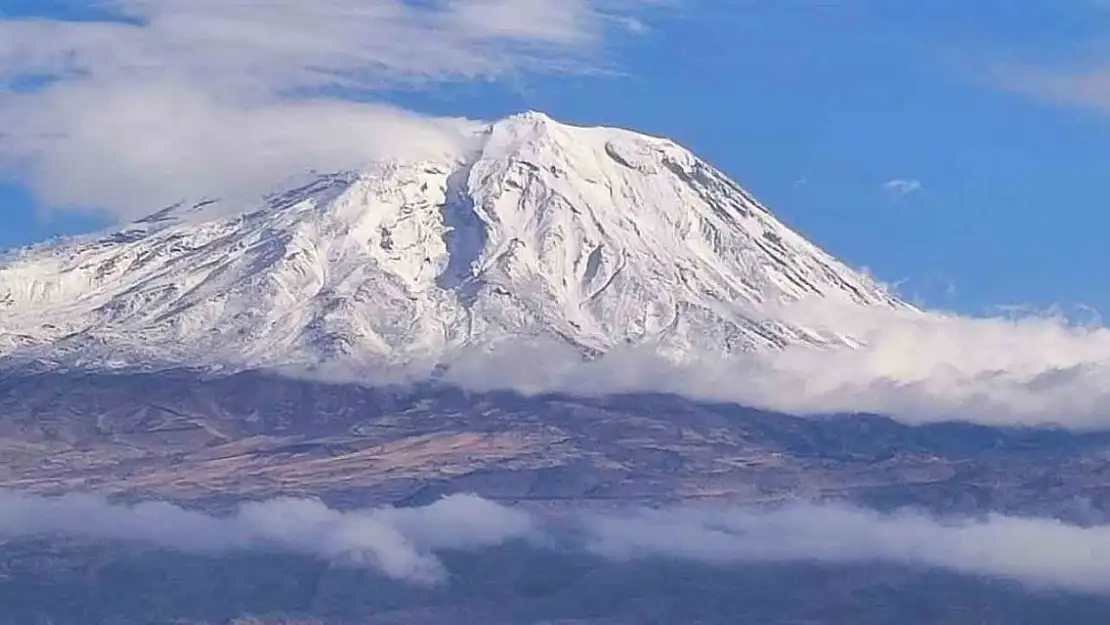 Ağrı Dağı'nın Zirvesi Beyaz Örtüyle Bezendi