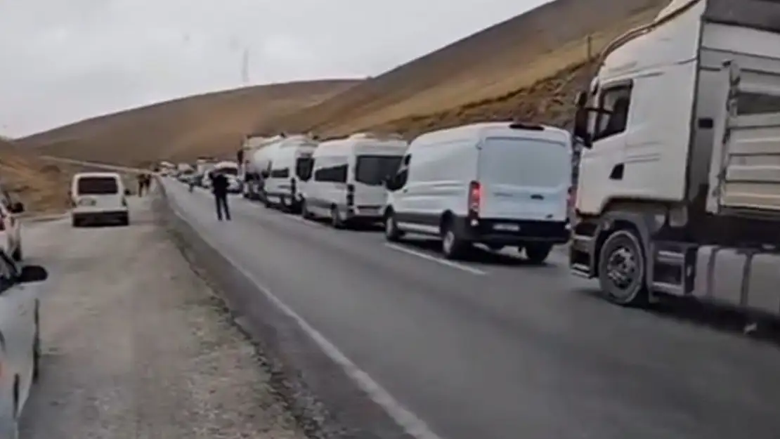 Van'da iki tır birbirine girdi: Yol ulaşıma kapandı