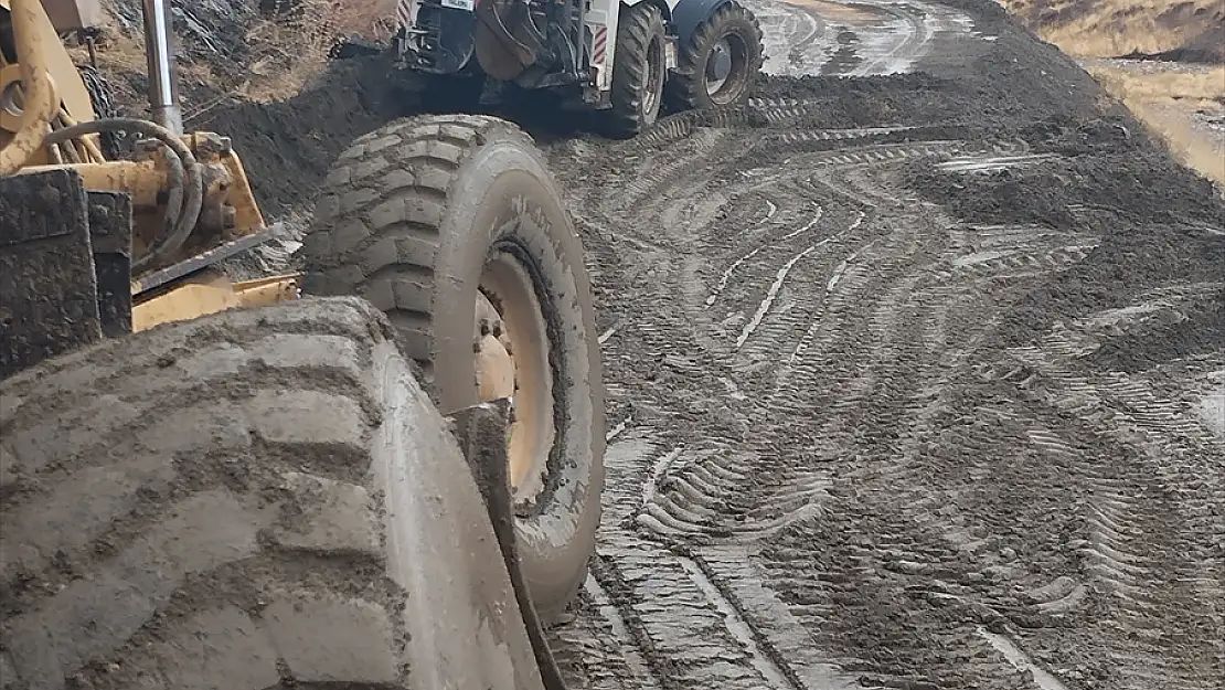 Bitlis'te heyelanın kapattığı köy yolları ulaşıma açıldı